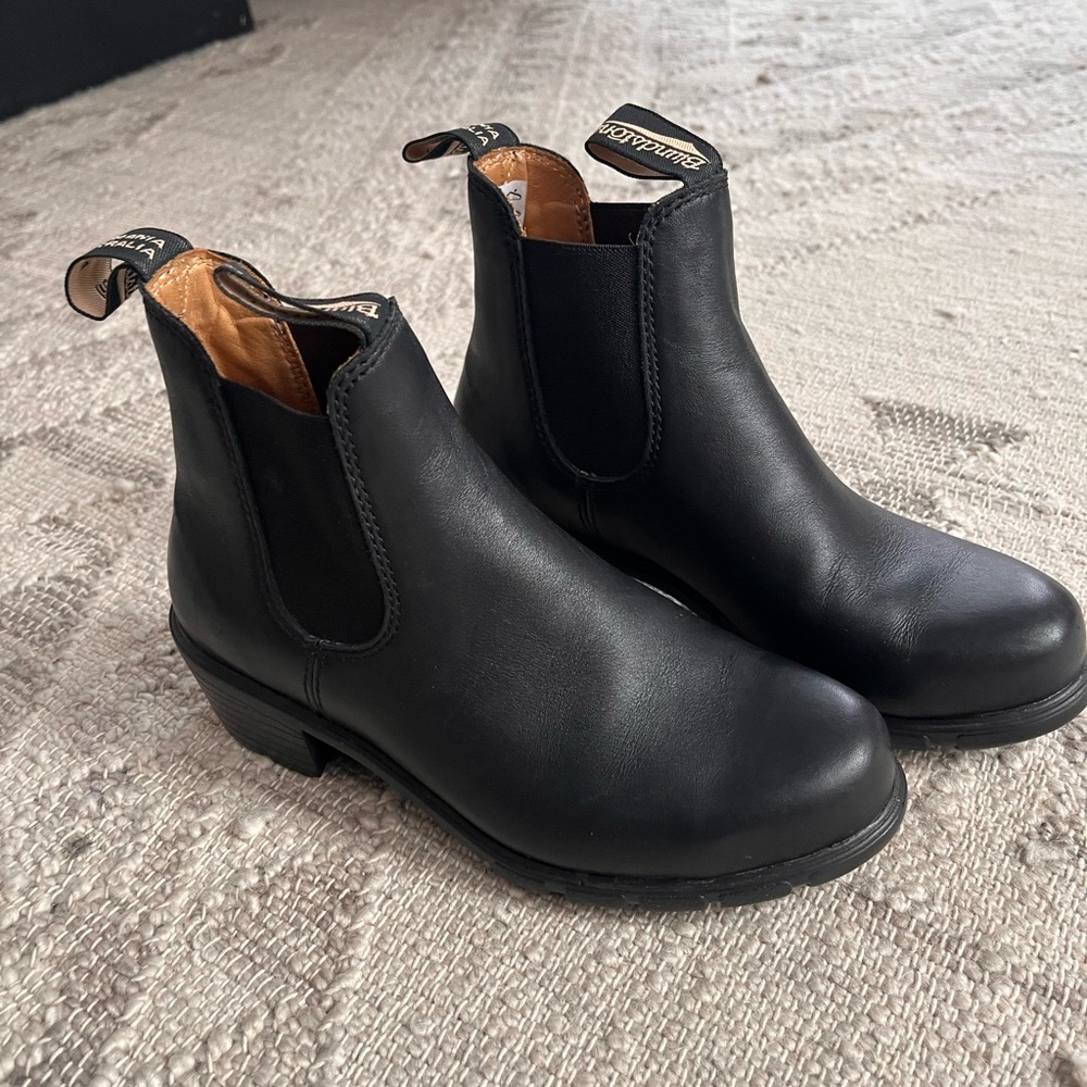 Like New Blundstone Classic Black Ankle Boots